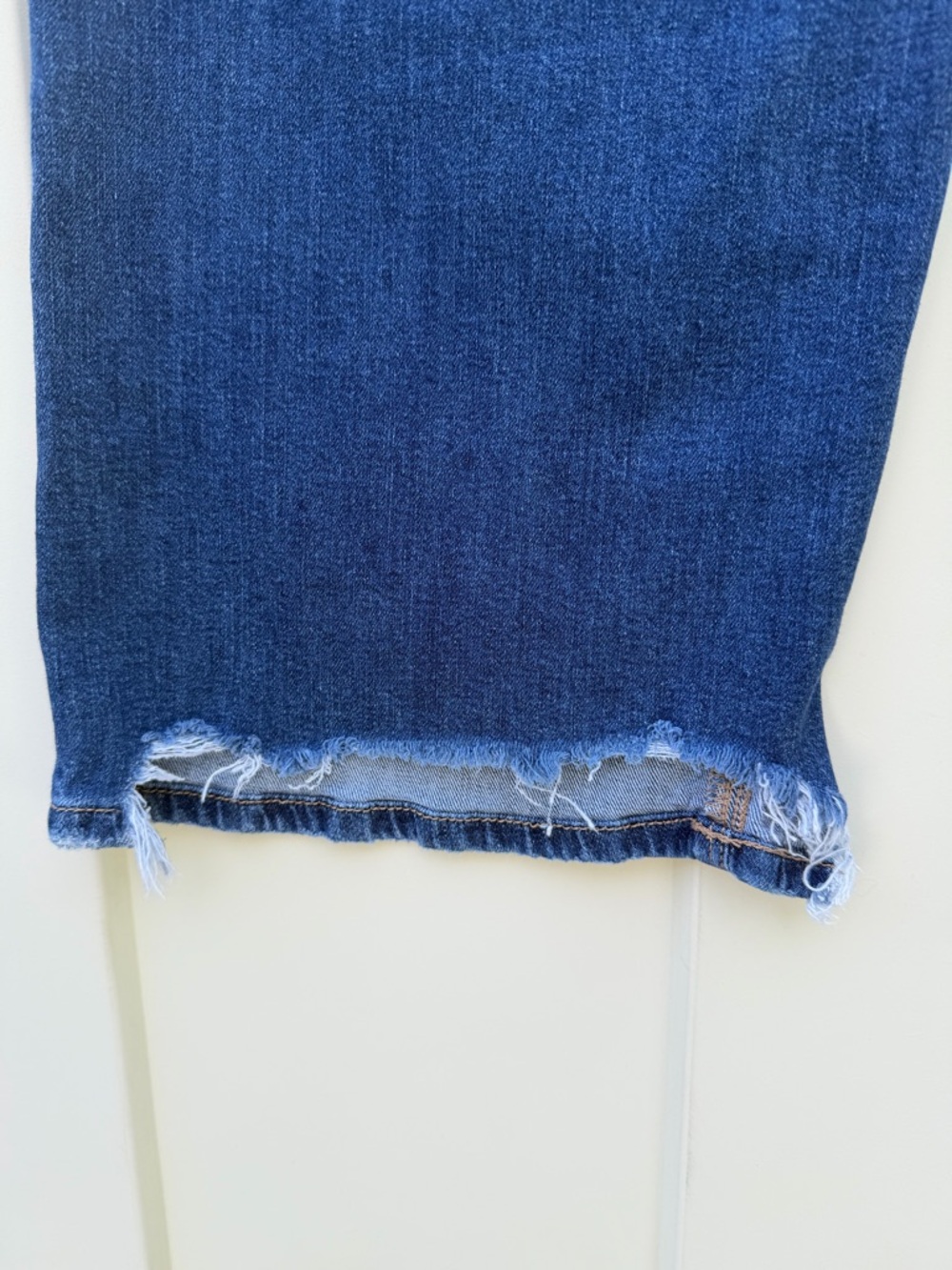 American Eagle Outfitters Blue Low Rise Baggy Jeans - Distressed Hem size 4 - Picture 10 of 11